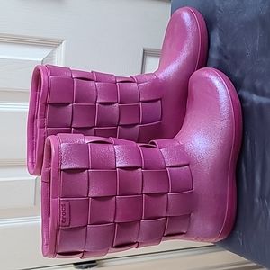 Sz 11 - CROCS Berry Pink Molded Iridescent Weave Boot
